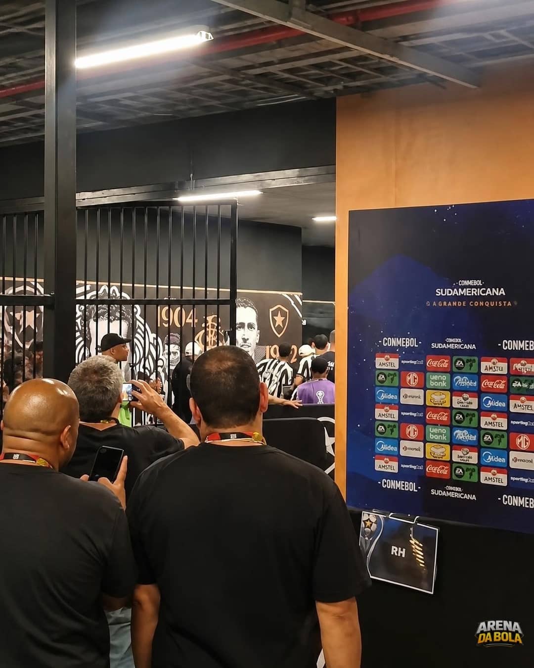 Confusão marca saída de Botafogo x Cienciano no Nilton Santos