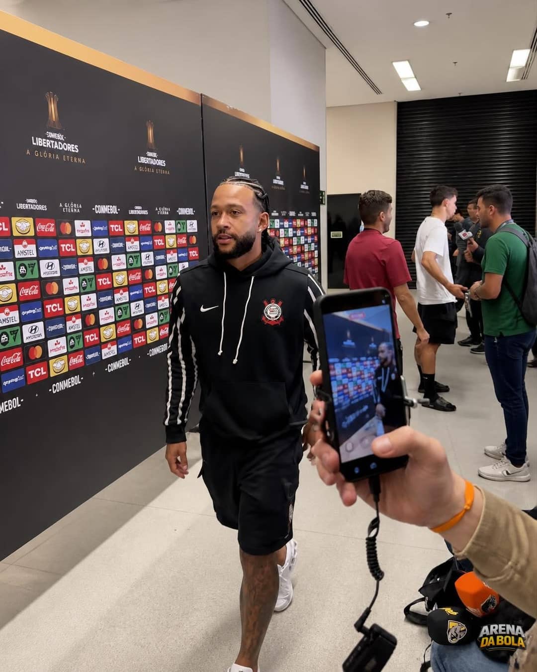Memphis Depay volta, dá assistência e ajuda Corinthians a vencer na Libertadores