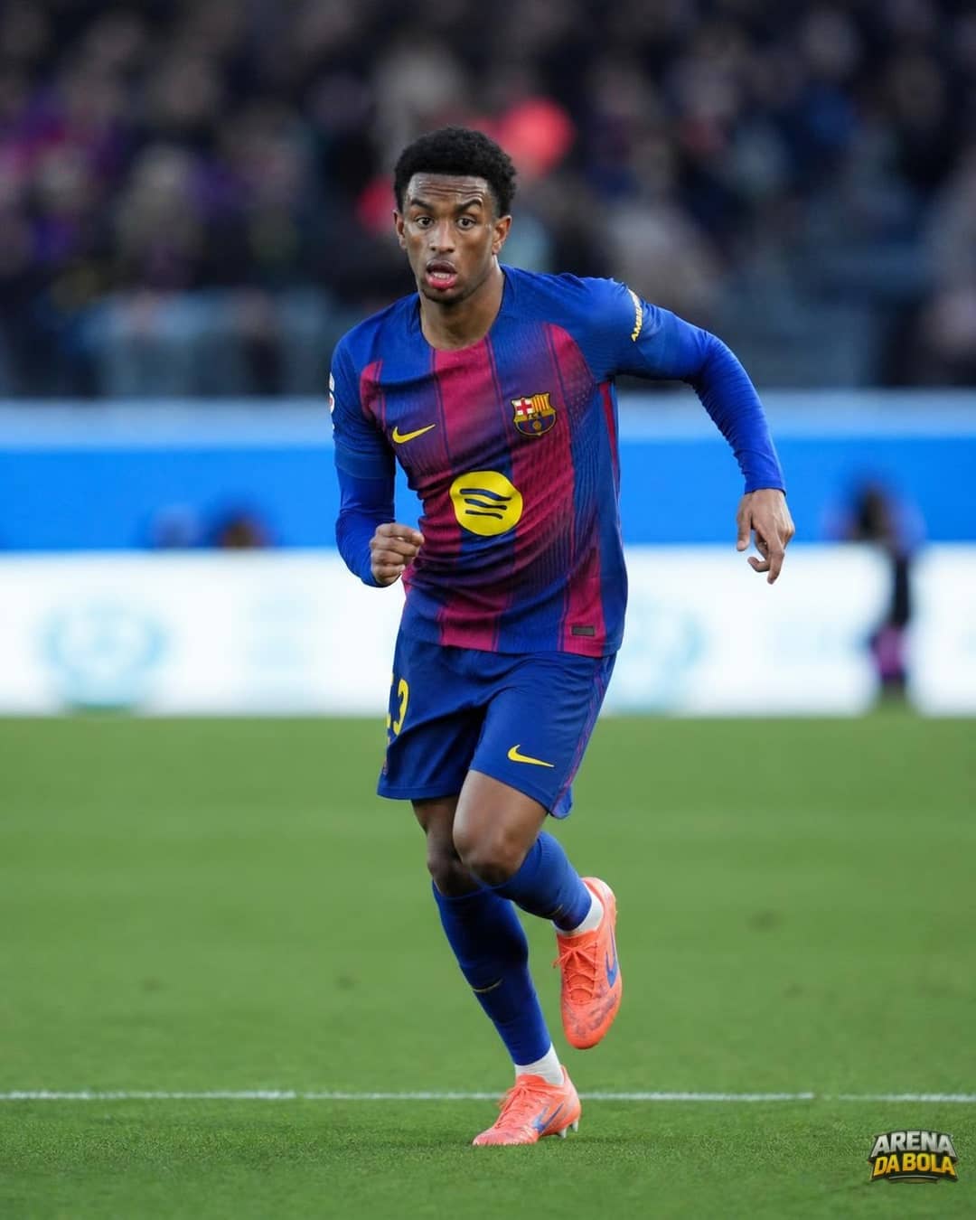 Alejandro Balde muda de posição e abre caminho para o Manchester United
