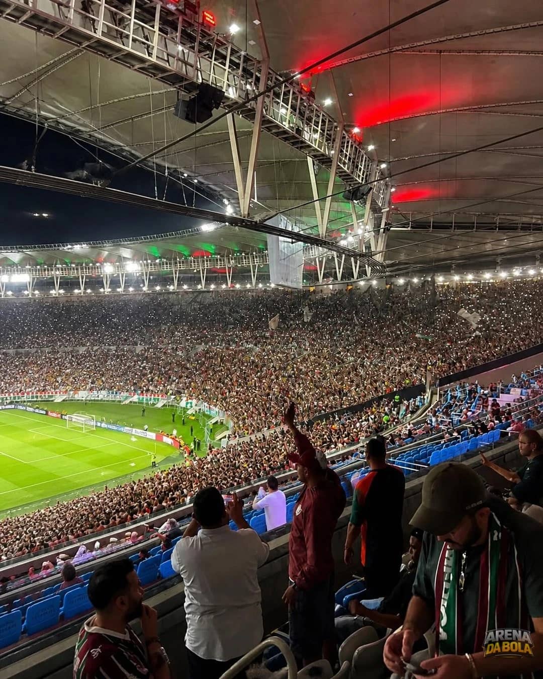 Torcida do Fluminense faz festa no Maracanã após vitória sobre o Remo