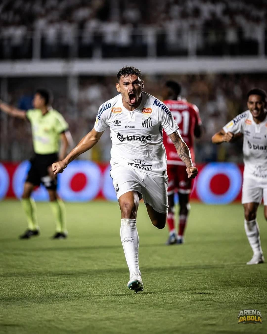 Botafogo avança em negociações para trazer Tiquinho Soares de volta