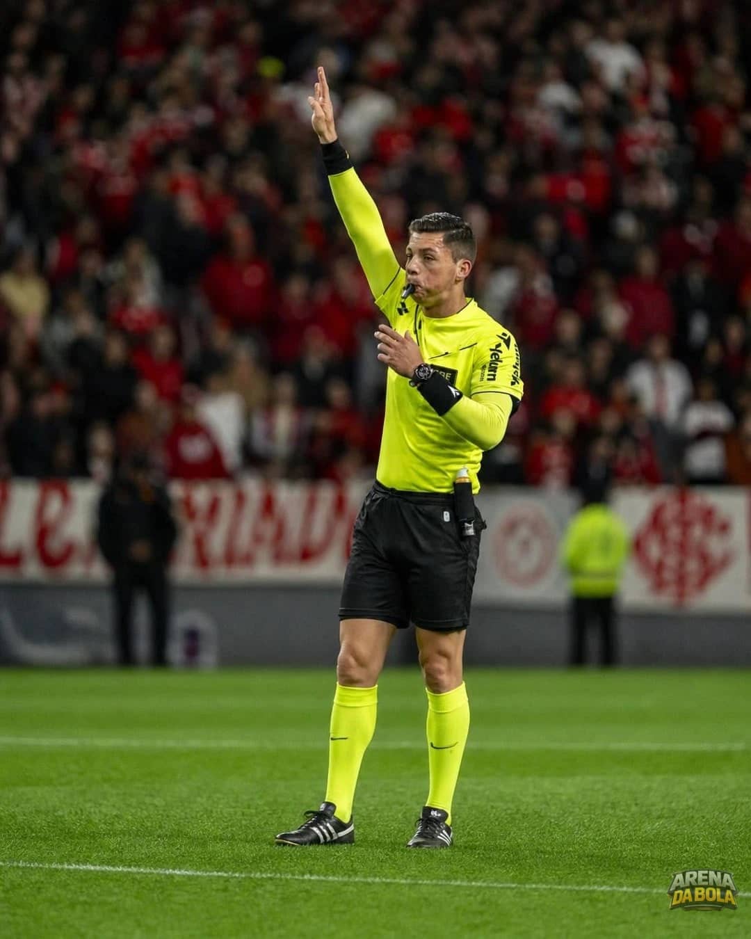 Decisão polêmica da arbitragem em Internacional x Atlético-MG gera debate