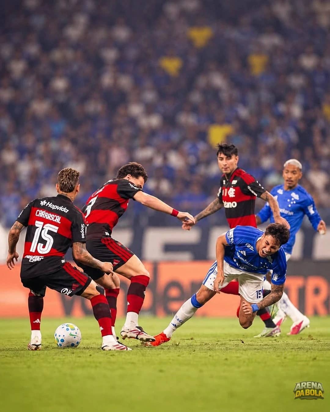 Torcedores do Cruzeiro se revoltam após gol perdido em jogo contra Flamengo