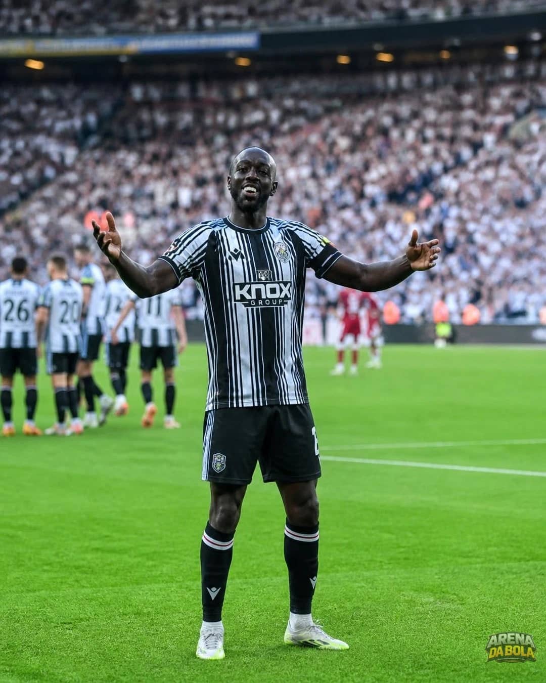 Newcastle brilha em estreia na Premier League contra o Liverpool