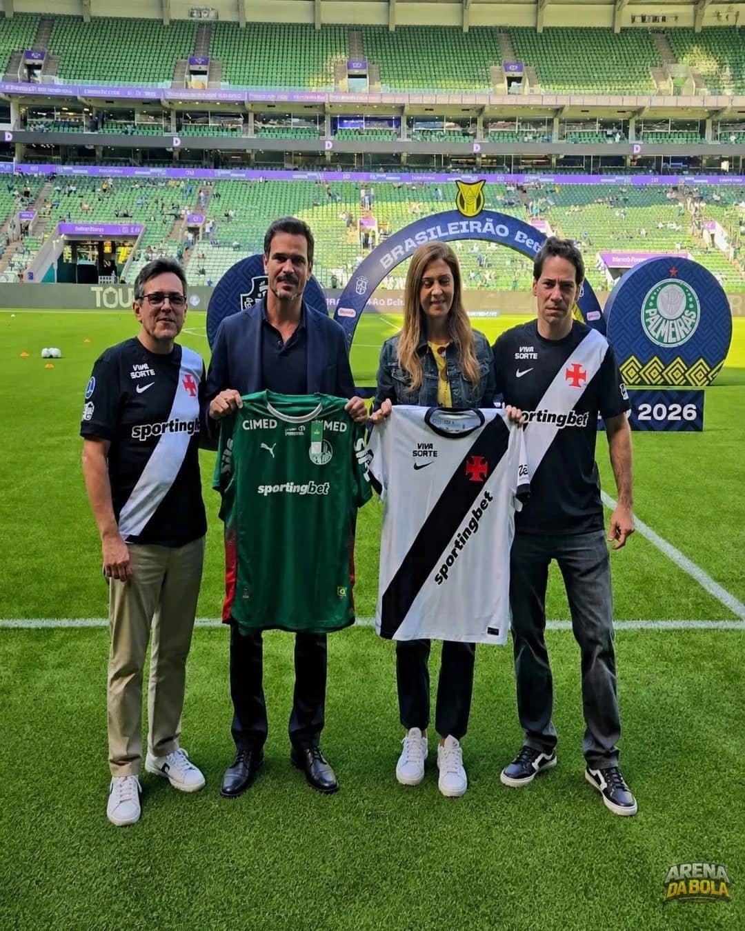Marcos Lamacchia exibe camisa do Vasco e fala sobre SAF em evento