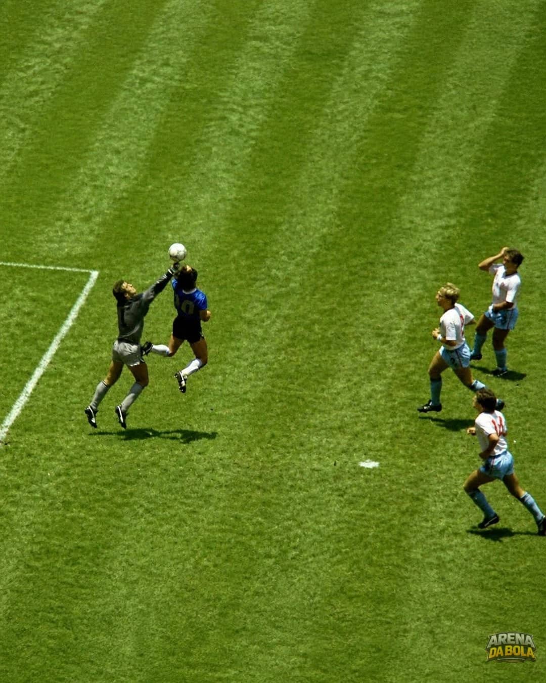 Bola do gol da 'Mão de Deus' de Maradona é leiloada por R$ 17 milhões