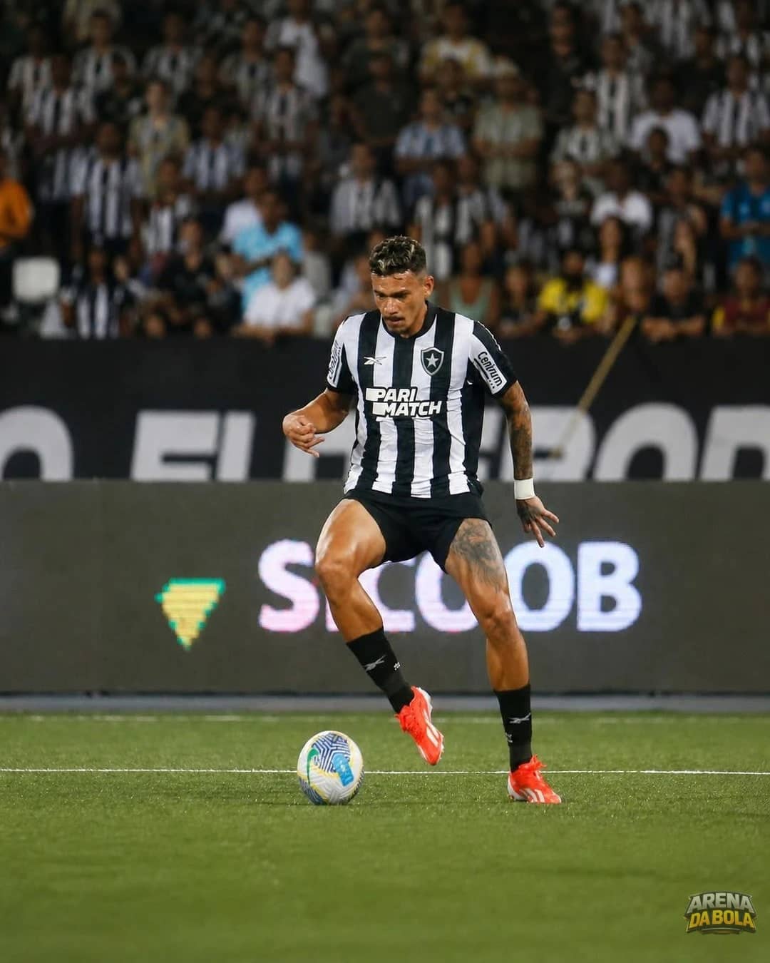 Tiquinho Soares chega ao Rio de Janeiro para reforçar o Botafogo