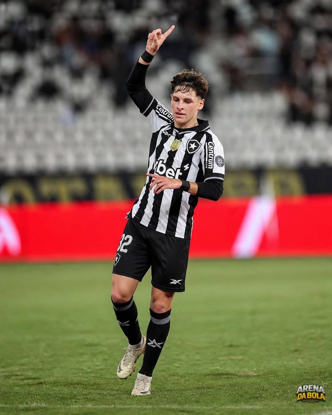 Botafogo encaminha renovação de Montoro até 2030 e descarta saída à Europa