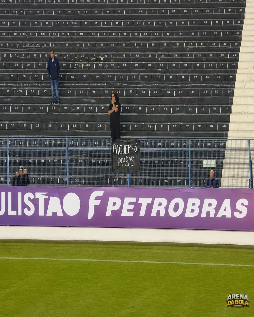 Torcida do Corinthians cobra pagamentos atrasados ao elenco feminino