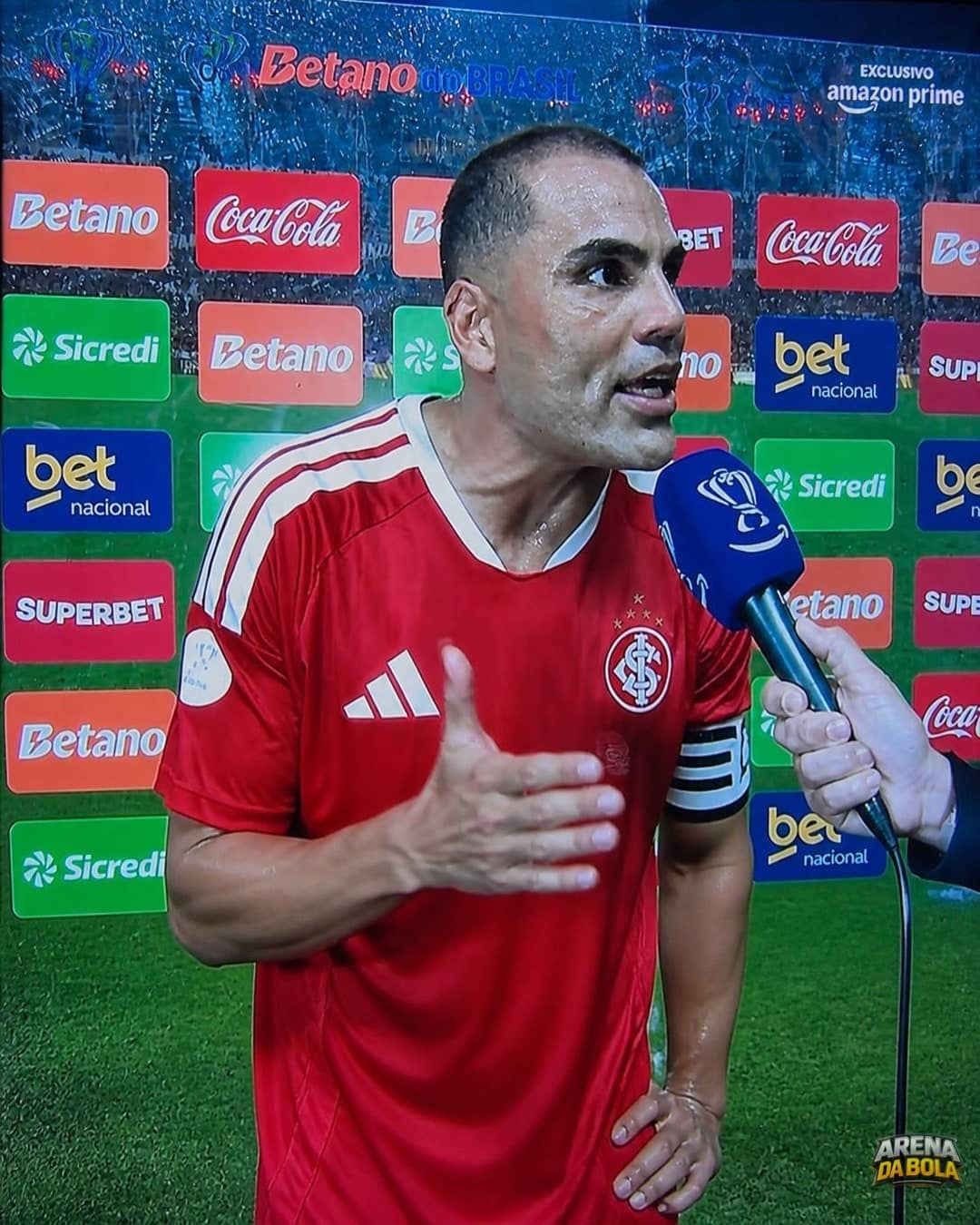 Internacional cobra expulsão de Carlos Vinícius por cotovelada