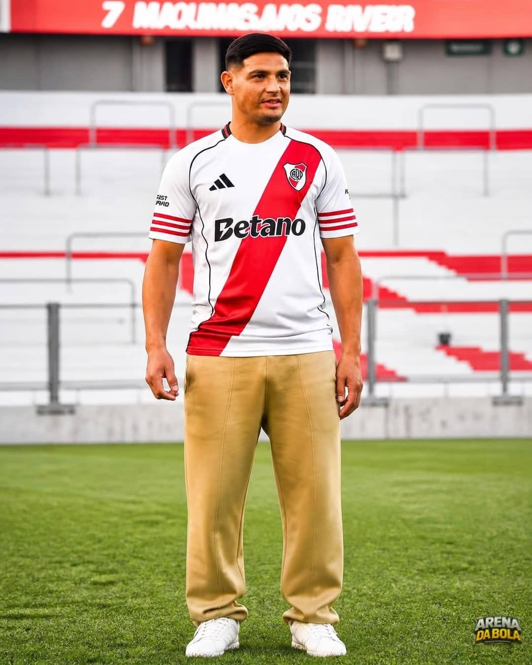 Independiente Rivadavia negocia Maxi Salas para duelo com o River