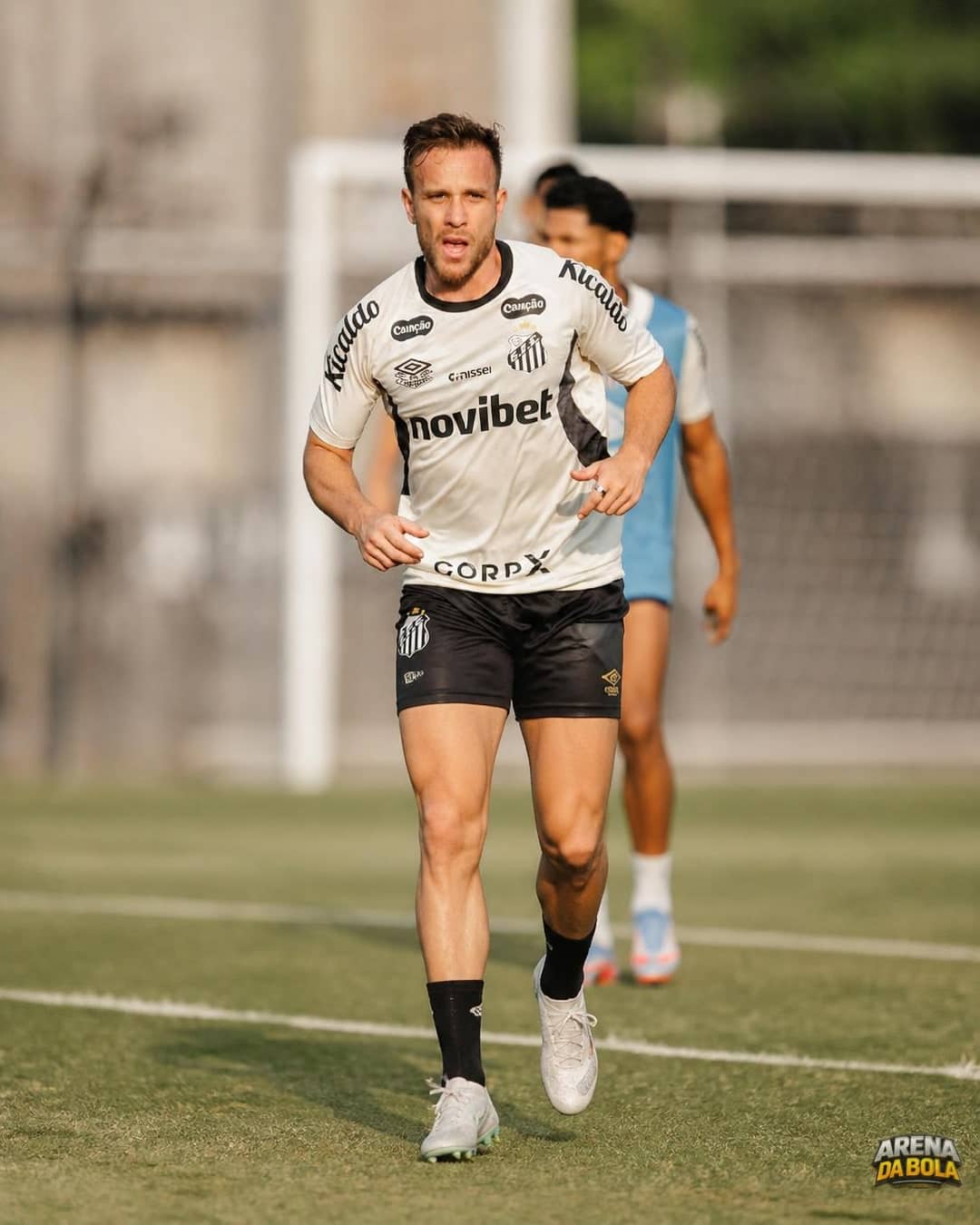 Cuca testa Arthur Melo como camisa 10 para reorganizar o Santos