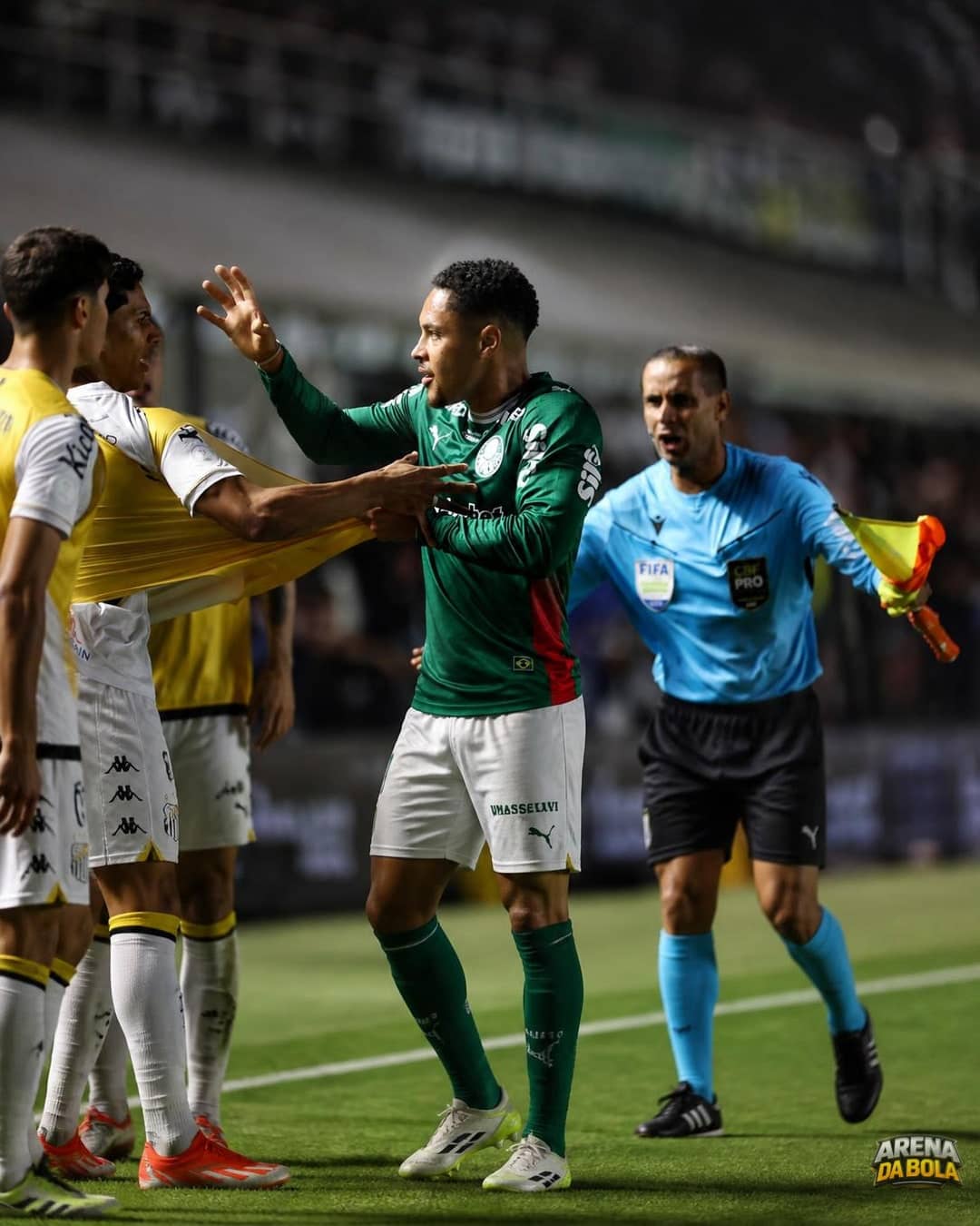 Palmeiras x Santos: Vitor Roque começa clássico no banco em má fase