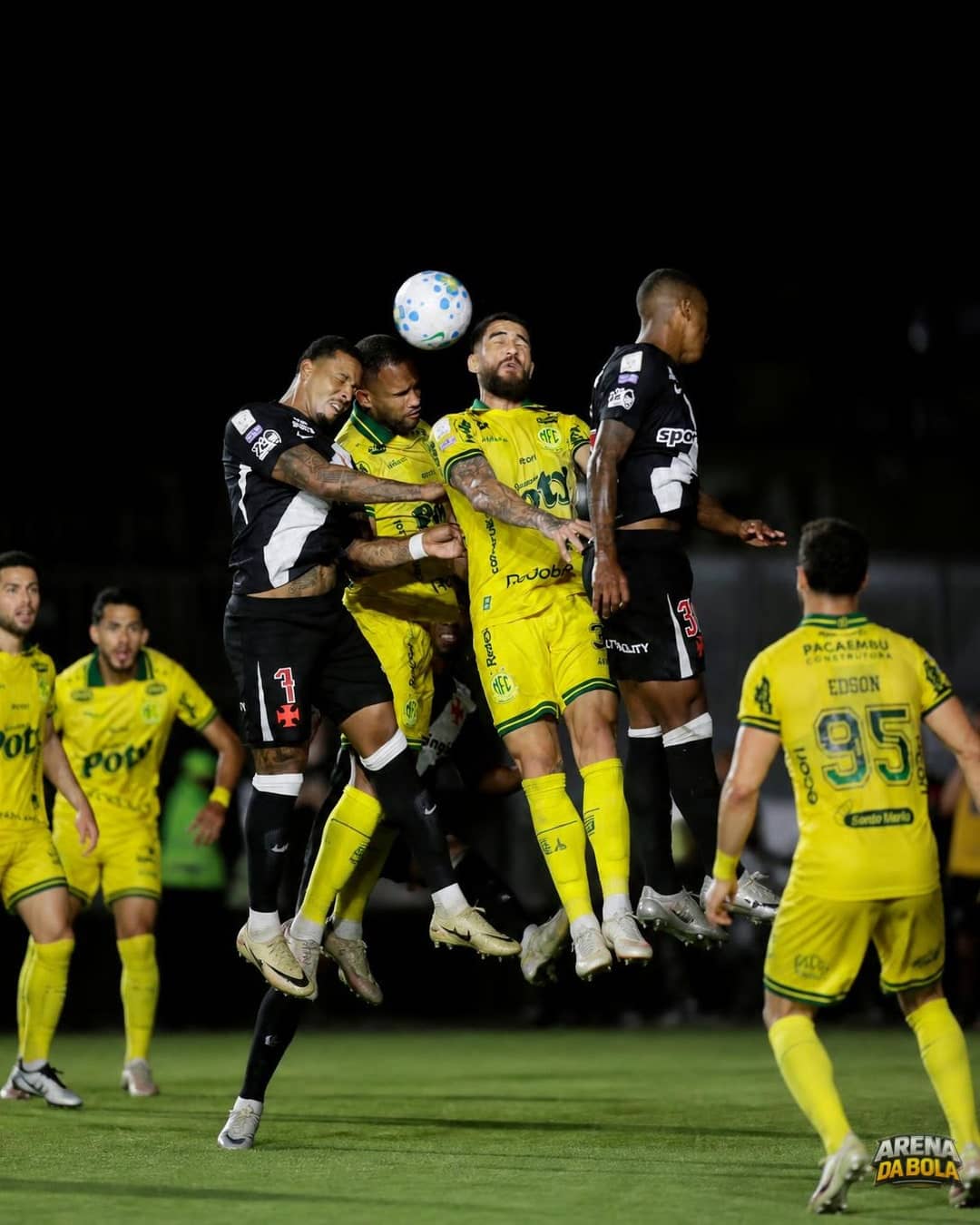 Vasco supera Mirassol no desempate e fica fora do Z4 do Brasileirão