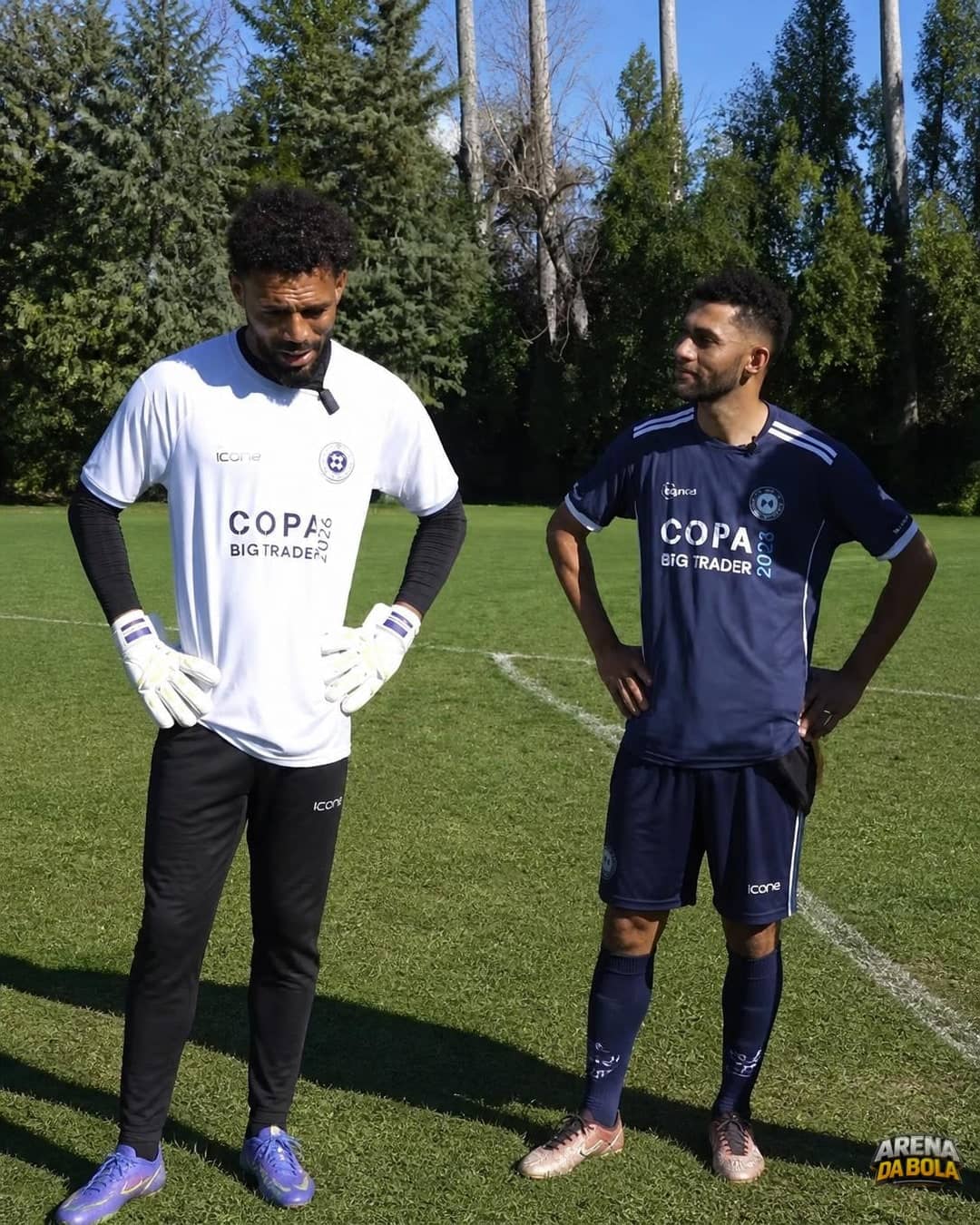 Goleiro do Colo-Colo comenta fama, brasileiros e Flamengo