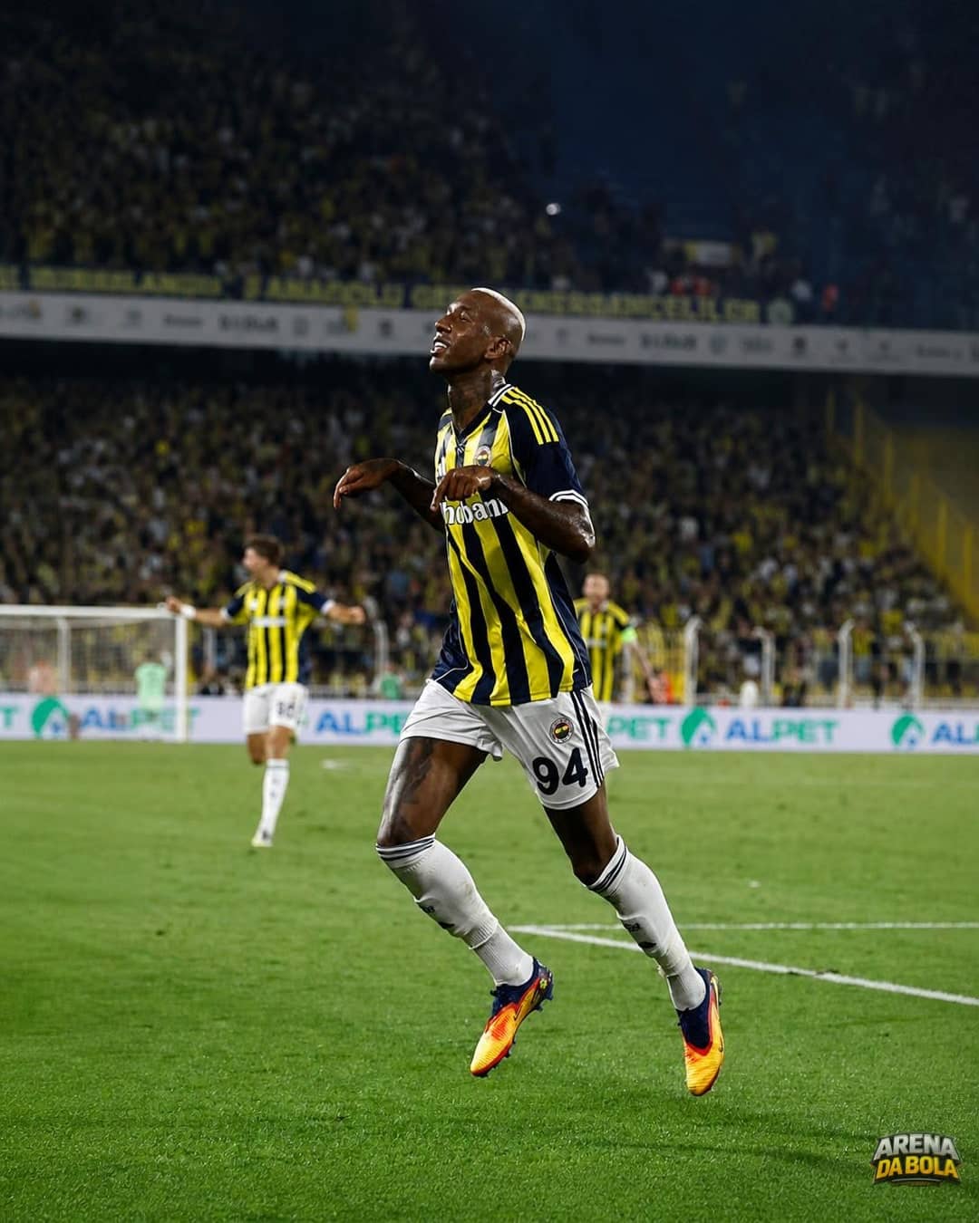 Anderson Talisca deixa Fenerbahçe após perder espaço no elenco
