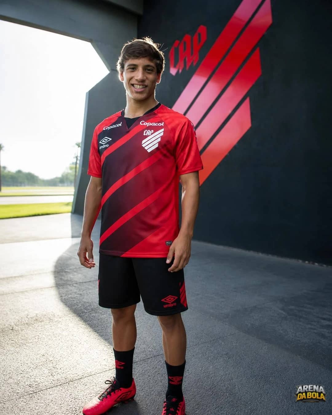 João Cruz faz golaço pelo Athletico contra o Cruzeiro no Brasileirão