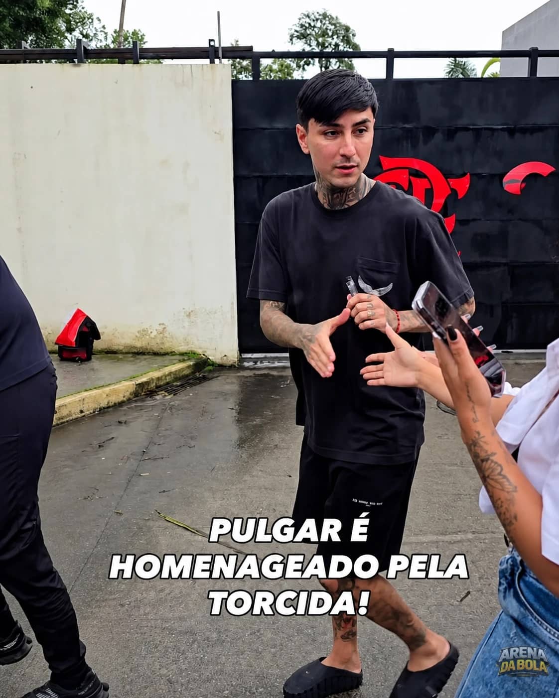 Pulgar recebe homenagem da Jovem Fla em frente ao Ninho do Urubu