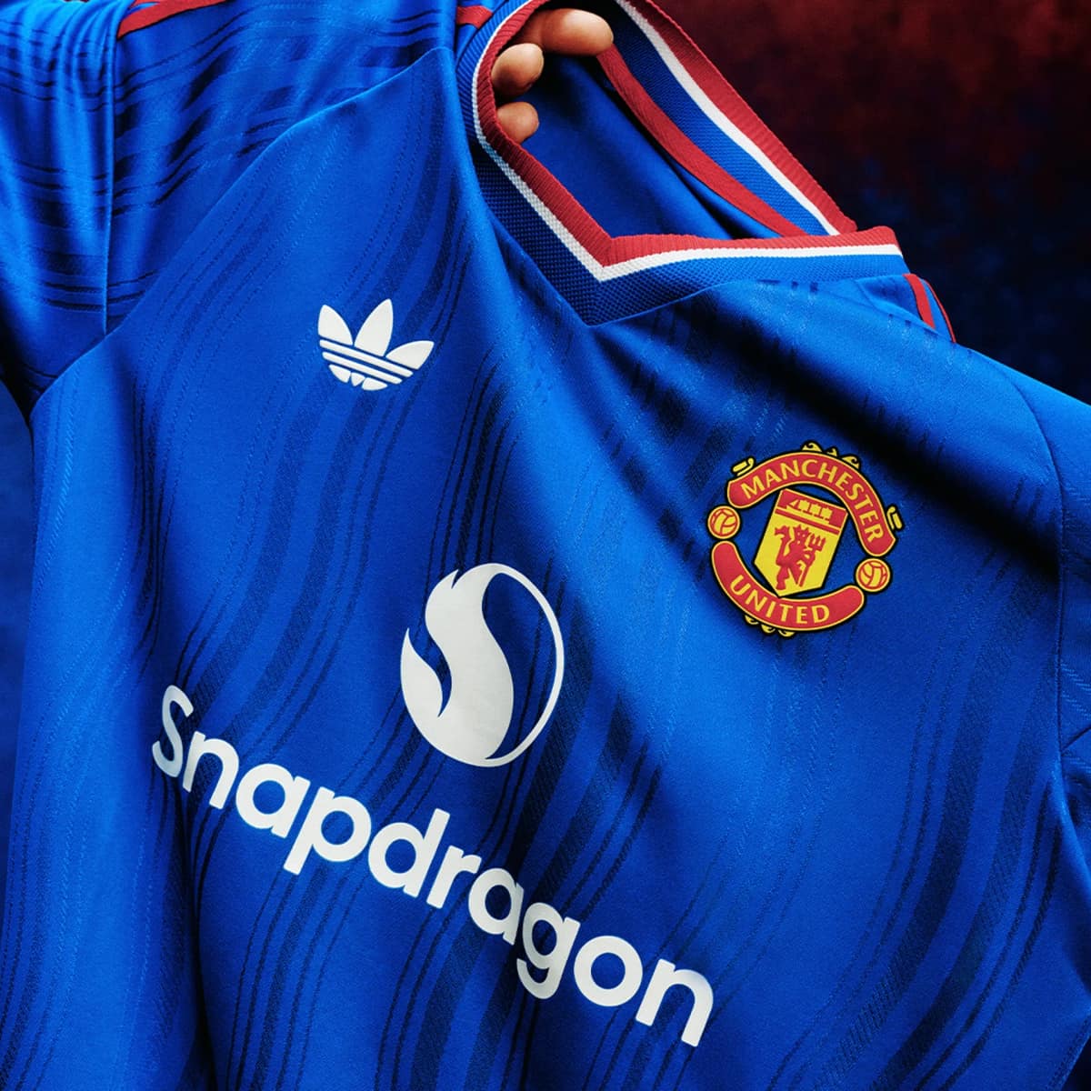 Manchester United revela novo uniforme de visitante para a temporada 2026/27