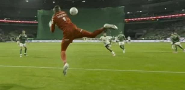 Carlos Miguel falha e entrega gol ao Atlético-MG em partida do Brasileirão