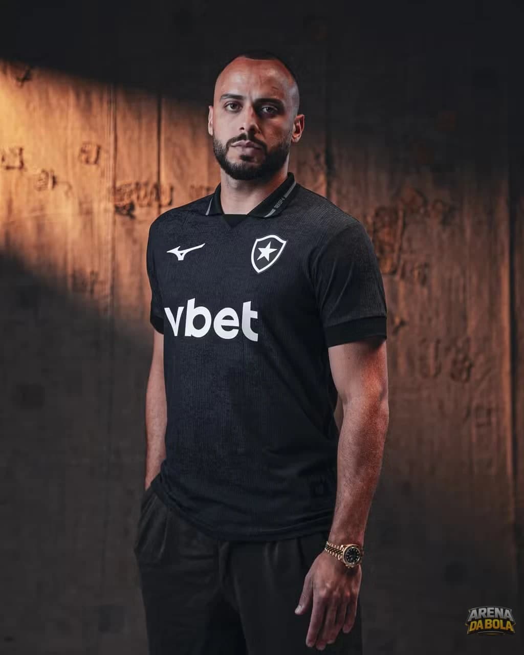 Botafogo lança novo uniforme em parceria com a Mizuno e estreia contra o Vitória — foto 2