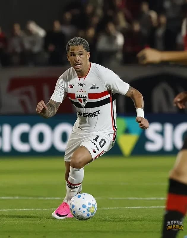 São Paulo e Athletico-PR se enfrentam em emocionante duelo pelo Campeonato Brasileiro — foto 2