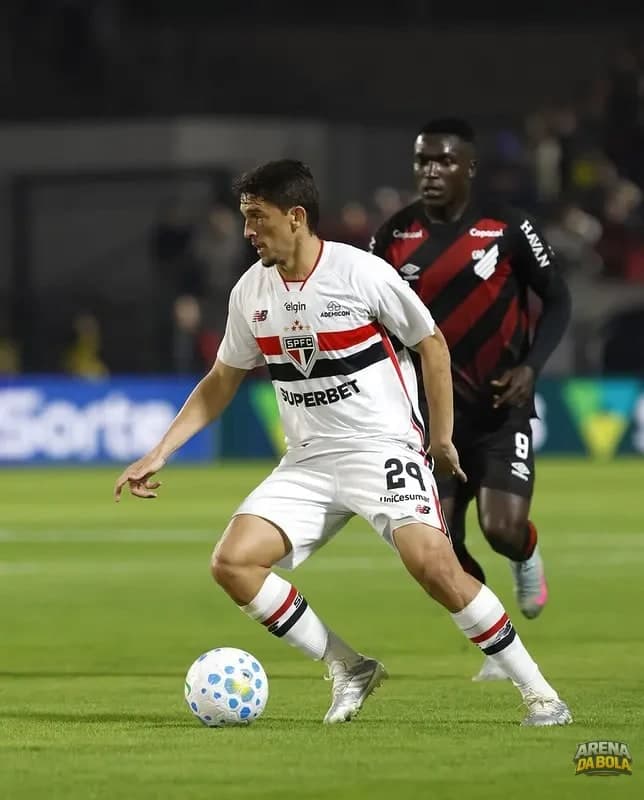 São Paulo e Athletico-PR se enfrentam em emocionante duelo pelo Campeonato Brasileiro — foto 6