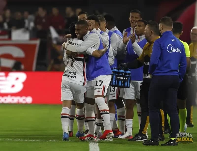 São Paulo e Athletico-PR se enfrentam em emocionante duelo pelo Campeonato Brasileiro — foto 7