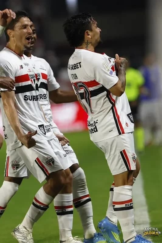 São Paulo e Athletico-PR se enfrentam em emocionante duelo pelo Campeonato Brasileiro — foto 8