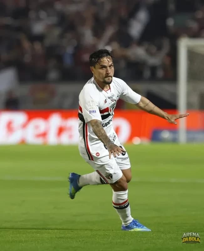 São Paulo e Athletico-PR se enfrentam em emocionante duelo pelo Campeonato Brasileiro — foto 9