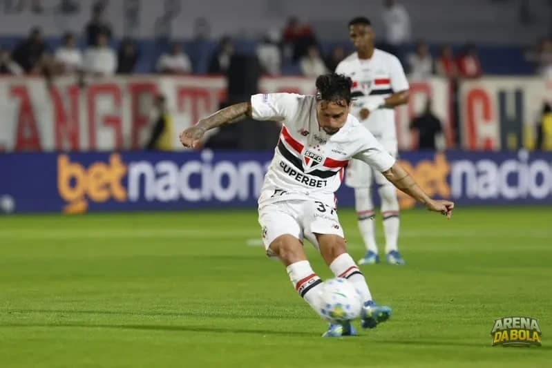 São Paulo e Athletico-PR se enfrentam em emocionante duelo pelo Campeonato Brasileiro — foto 10