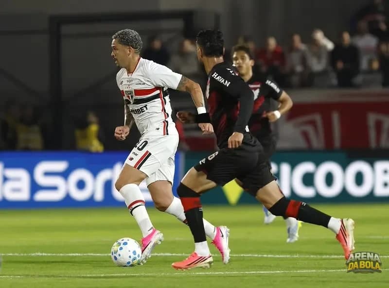 São Paulo e Athletico-PR se enfrentam em emocionante duelo pelo Campeonato Brasileiro — foto 16