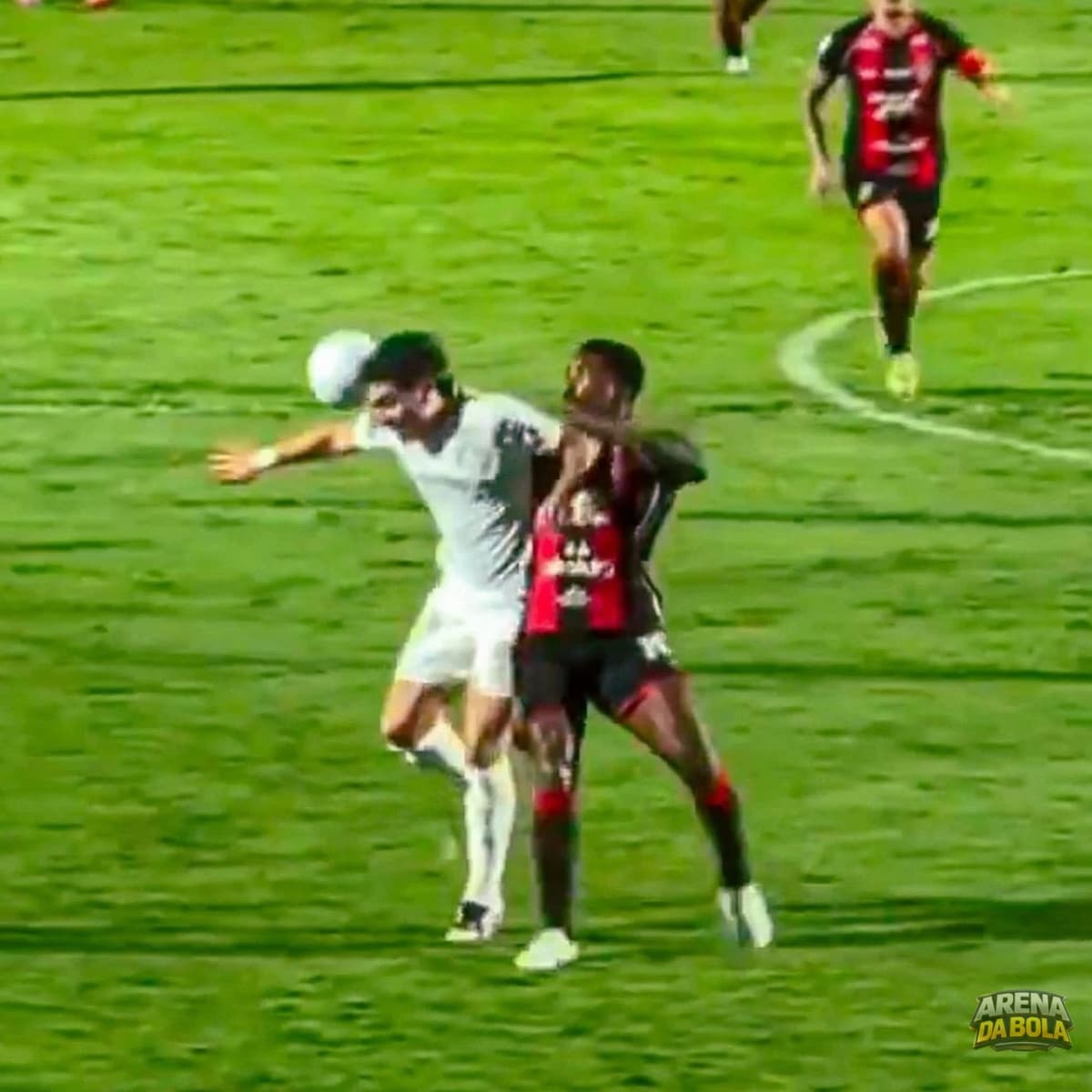 Polêmica no jogo: árbitro ignora VAR após lesão de jogador do Vitória — foto 2