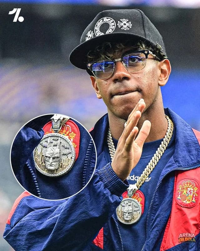 Lamine Yamal chega ao estádio com corrente do Batman antes de jogo da Copa 2026