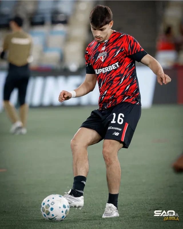 Camisa pré-jogo do São Paulo com 40% de desconto por tempo limitado