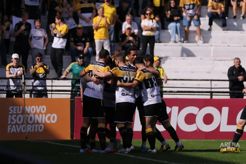 Criciúma vence Sport e se aproxima do líder na Série