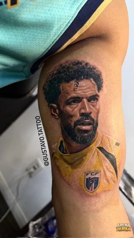 Torcedor do Rio de Janeiro faz tatuagem do goleiro Vozinha no braço