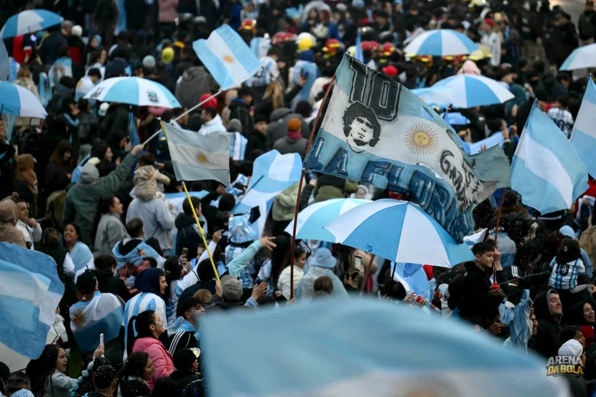 Argentina é recebida por milhares de torcedores após retorno da Copa do Mundo