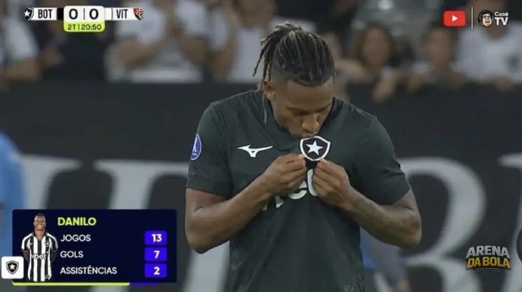 Danilo frustra Palmeiras e beija escudo do Botafogo ao entrar em campo