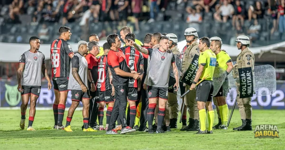 Confusão no Barradão: Árbitro expulsa dois jogadores do Vitória em lance polêmico