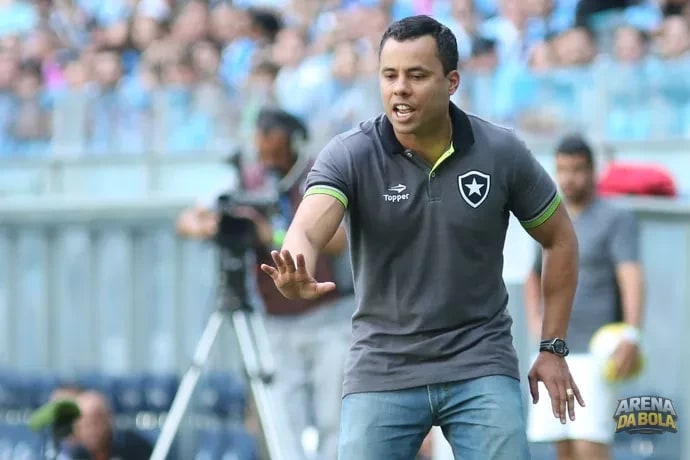 Jair Ventura elogia novos reforços e destaca disputa acirrada no ataque do Vitória