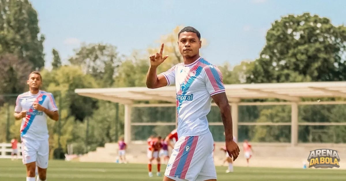 Matheus França brilha com hat-trick em retorno ao Crystal Palace após passagem pelo Vasco