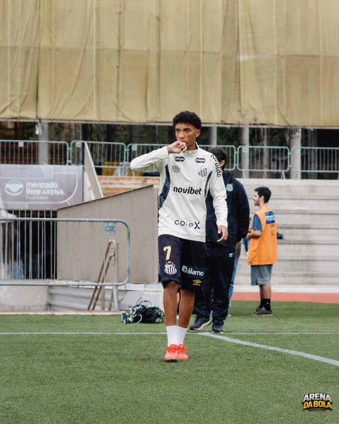 Santos avança por empréstimo de Robinho Jr ao Rayo Vallecano