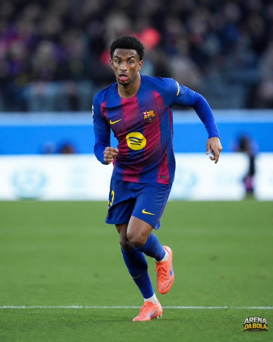 Alejandro Balde muda de posição e abre caminho para o Manchester United