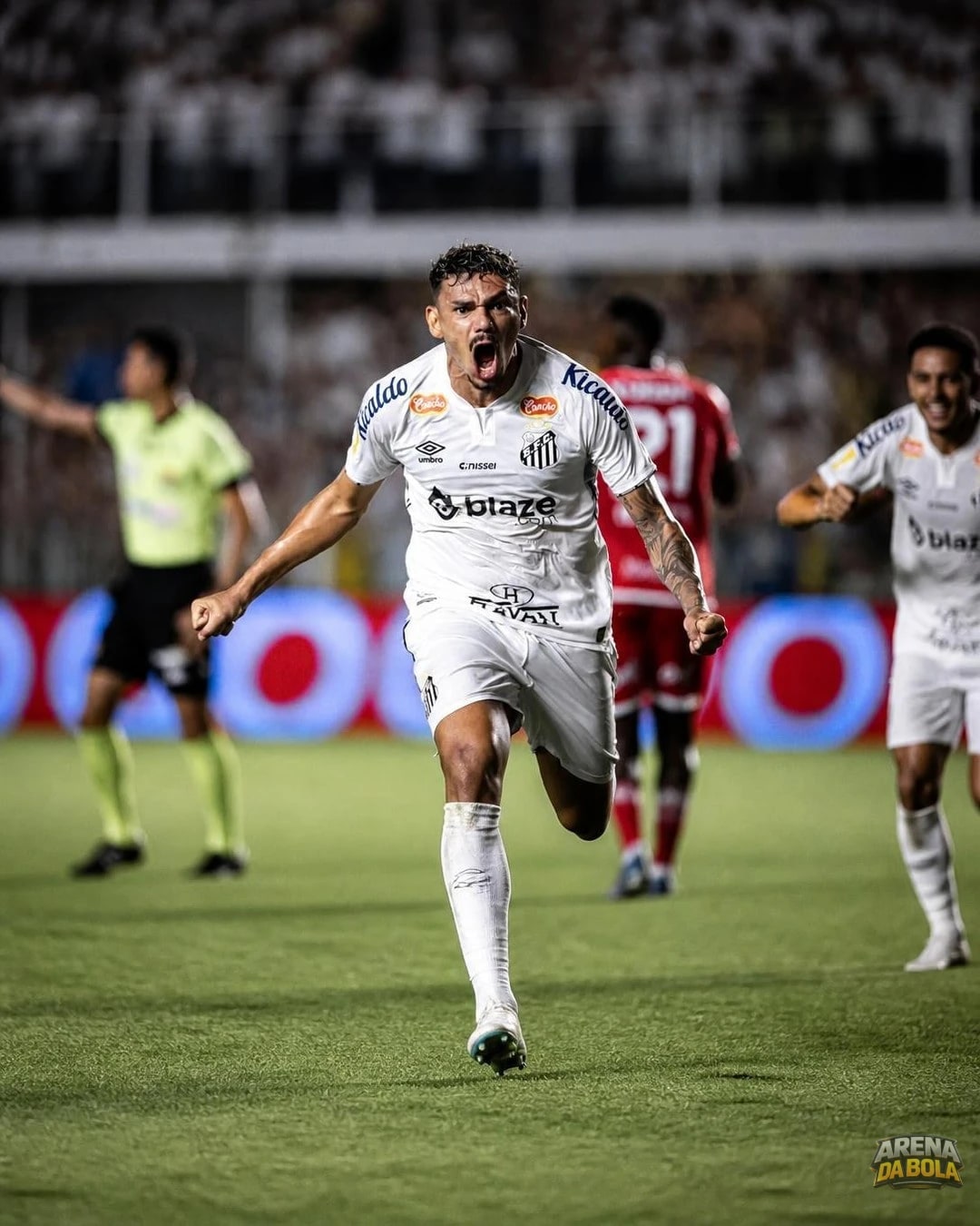 Botafogo avança em negociações para trazer Tiquinho Soares de volta