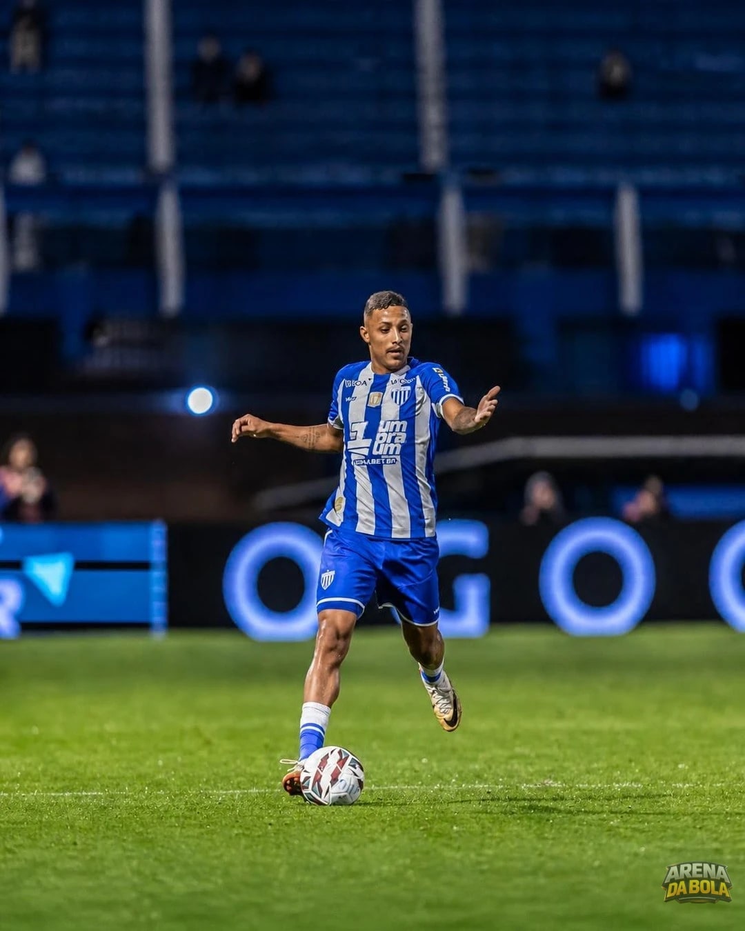 Ponte Preta e Avaí se enfrentam em duelo crucial na Série
