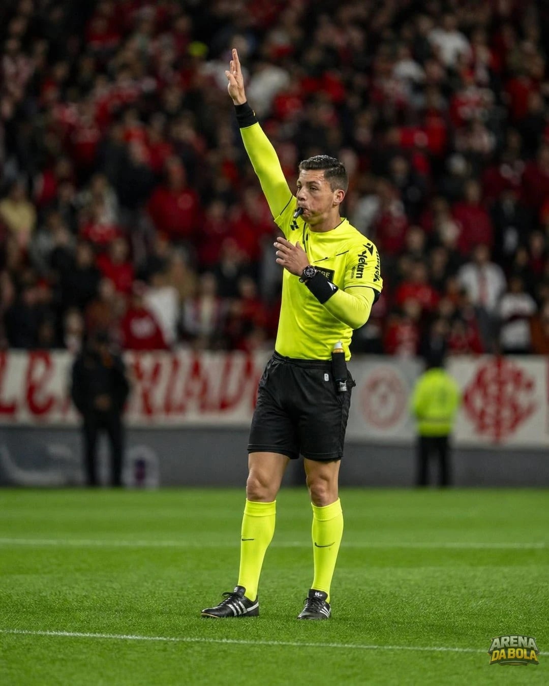 Decisão polêmica da arbitragem em Internacional x Atlético-MG gera debate