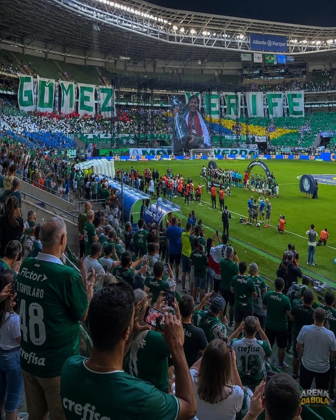 Torcida do Palmeiras presta homenagem a Gómez com mosaico antes do jogo