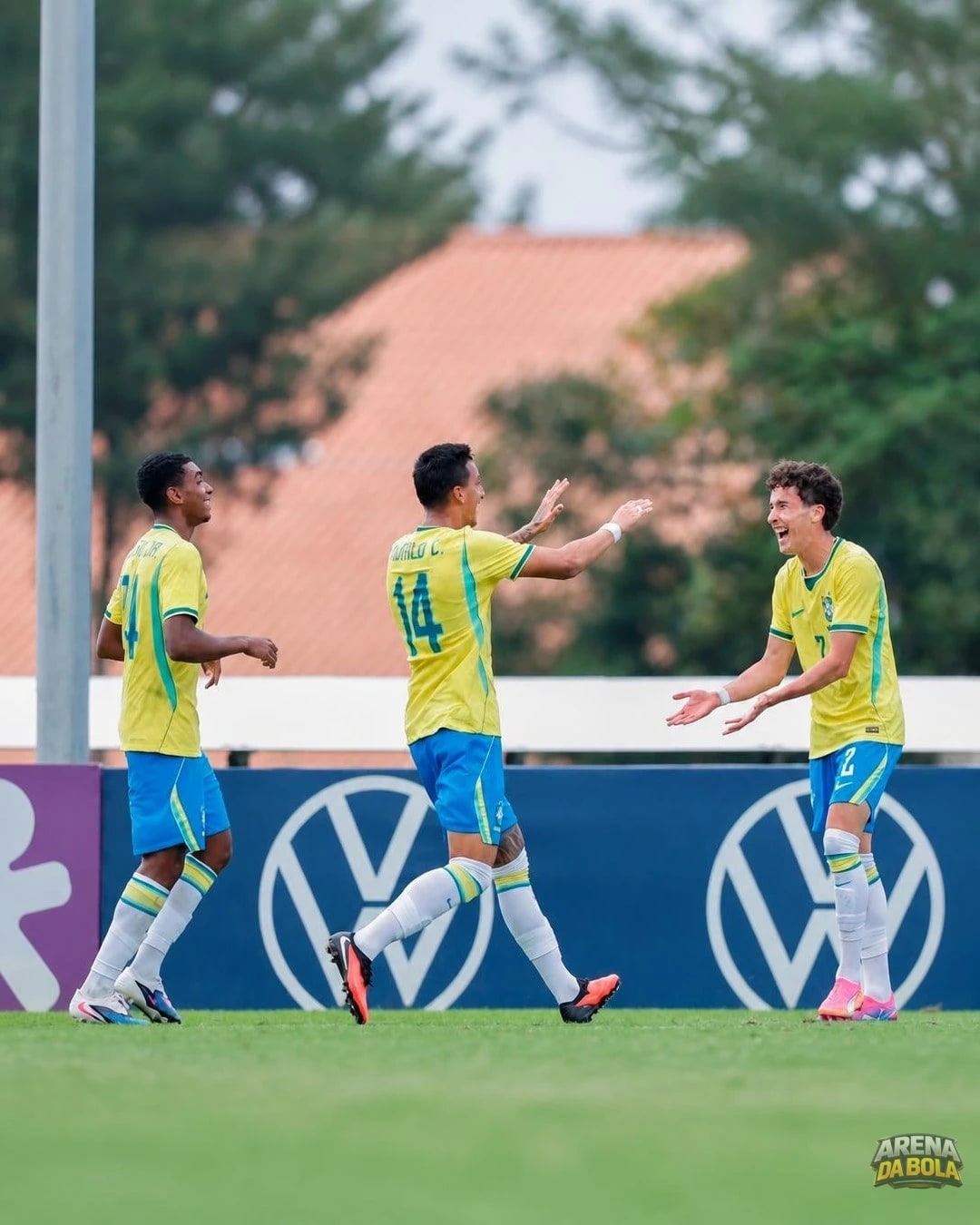 Lateral do Athletico brilha com gol do meio de campo pela Seleção Sub-17