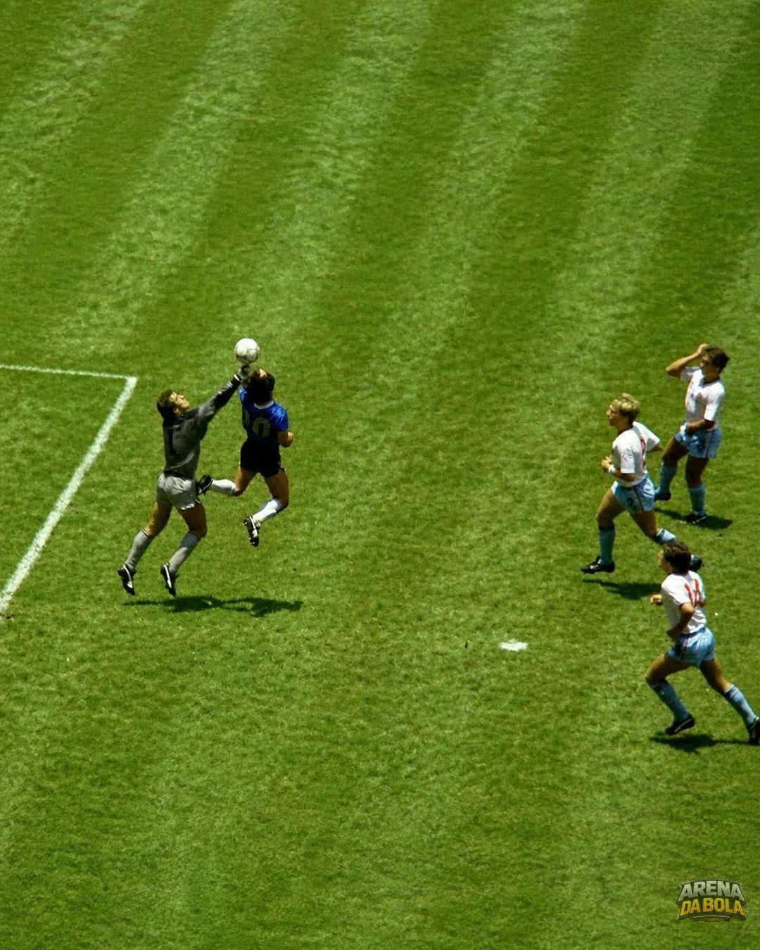 Bola do gol da 'Mão de Deus' de Maradona é leiloada por R$ 17 milhões